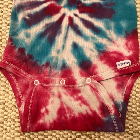 Vintage Baby Tie Dye Onesie Swirl Size M 19-26 lbs Short Sleeve Unisex 90's Y2K - Picture 3 of 5